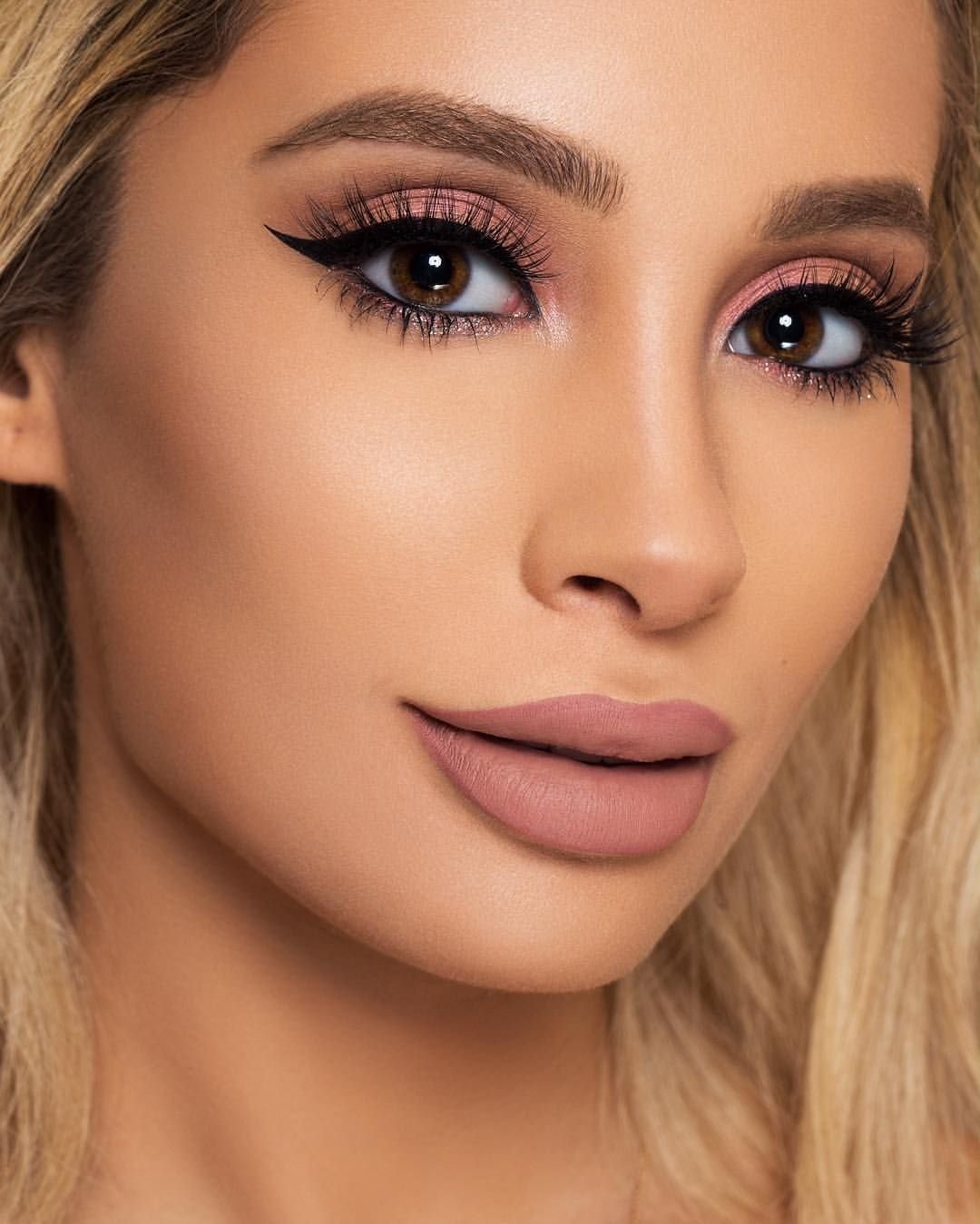 Макияж для карих глаз под красное платье