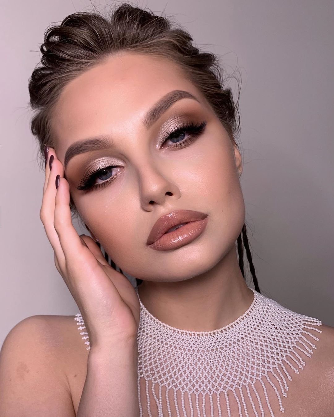 Макияж к бежевому платью
