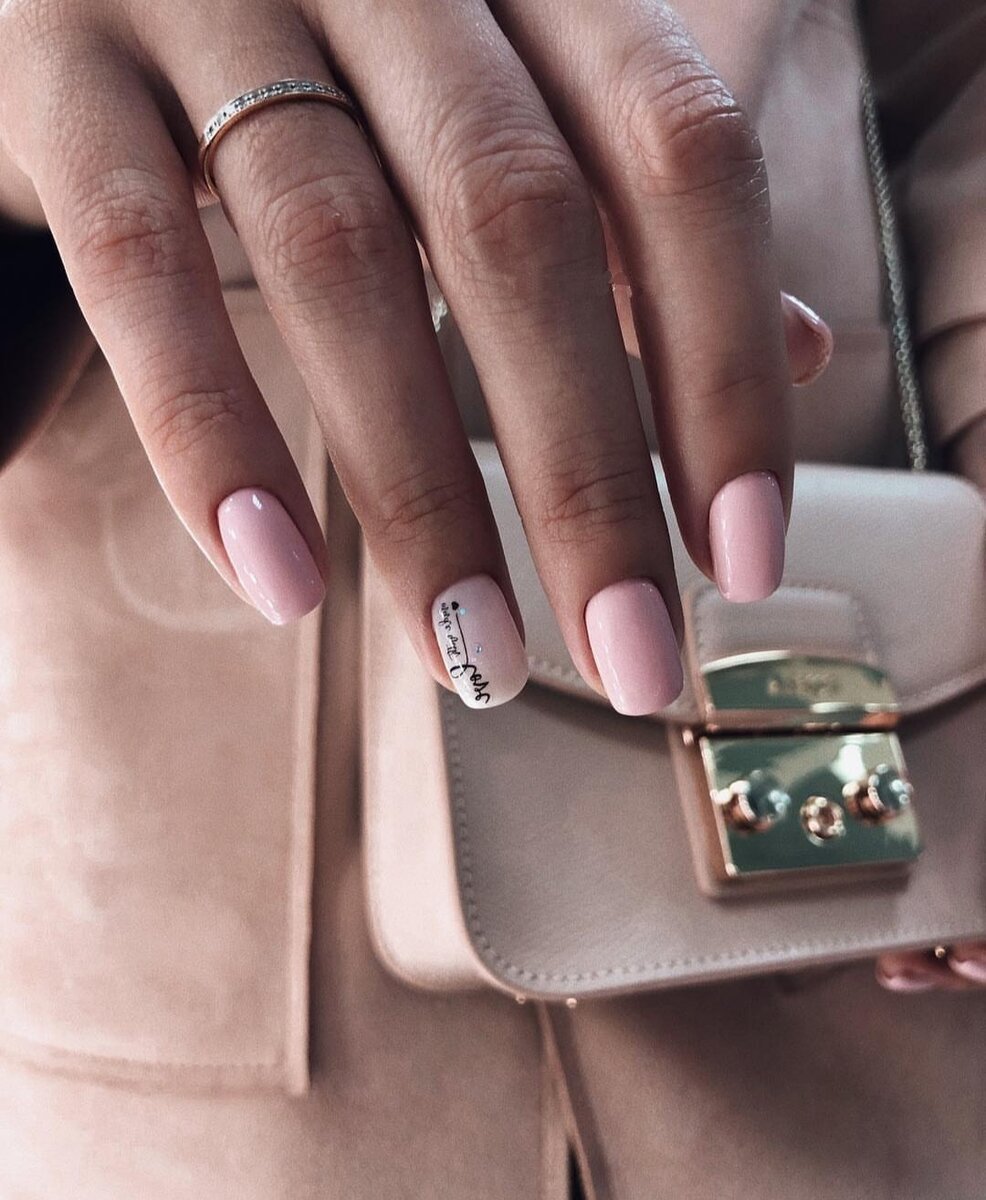 Нюдовый маникюр на короткие овальные ногти 2021