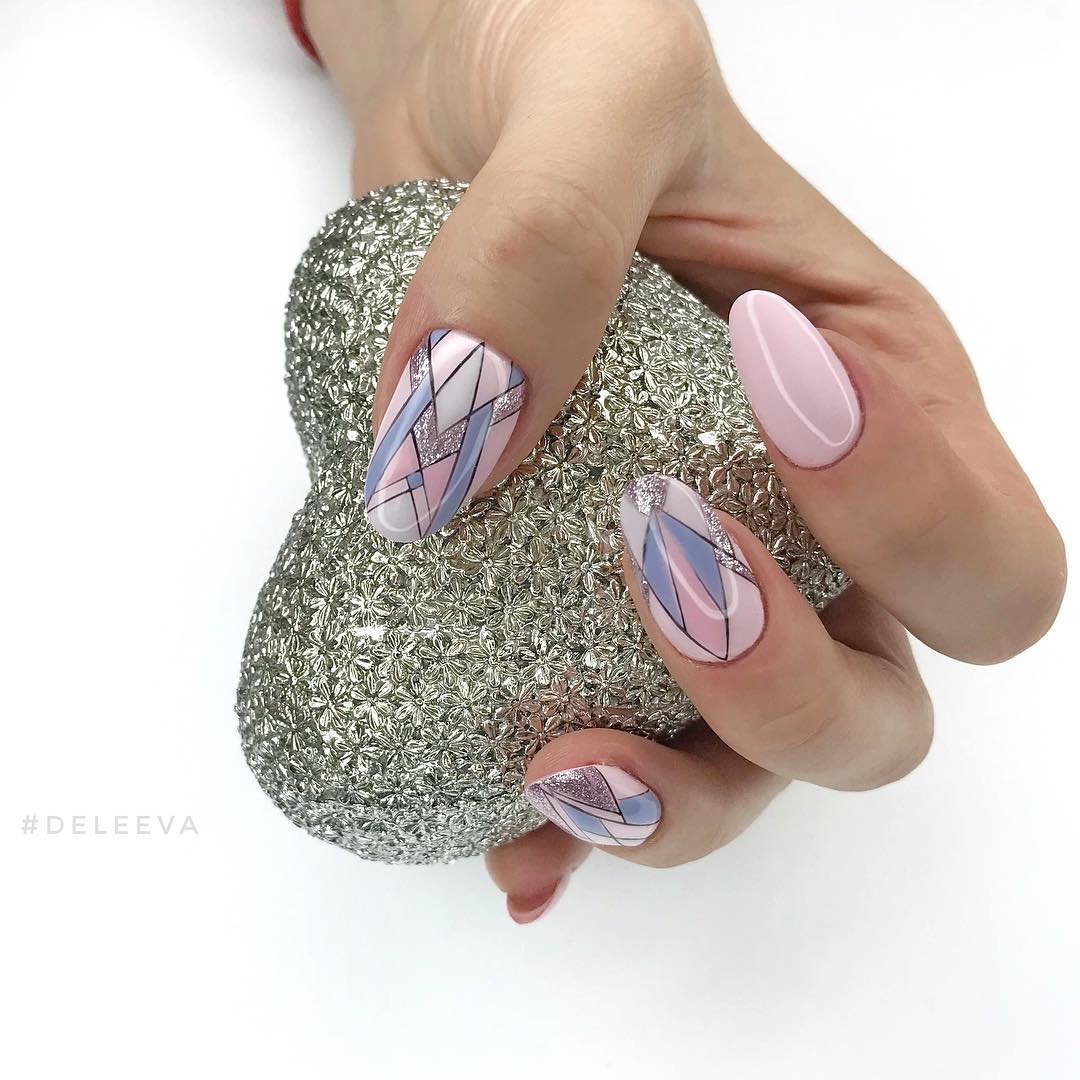 Бежевый маникюр на овальные ногти