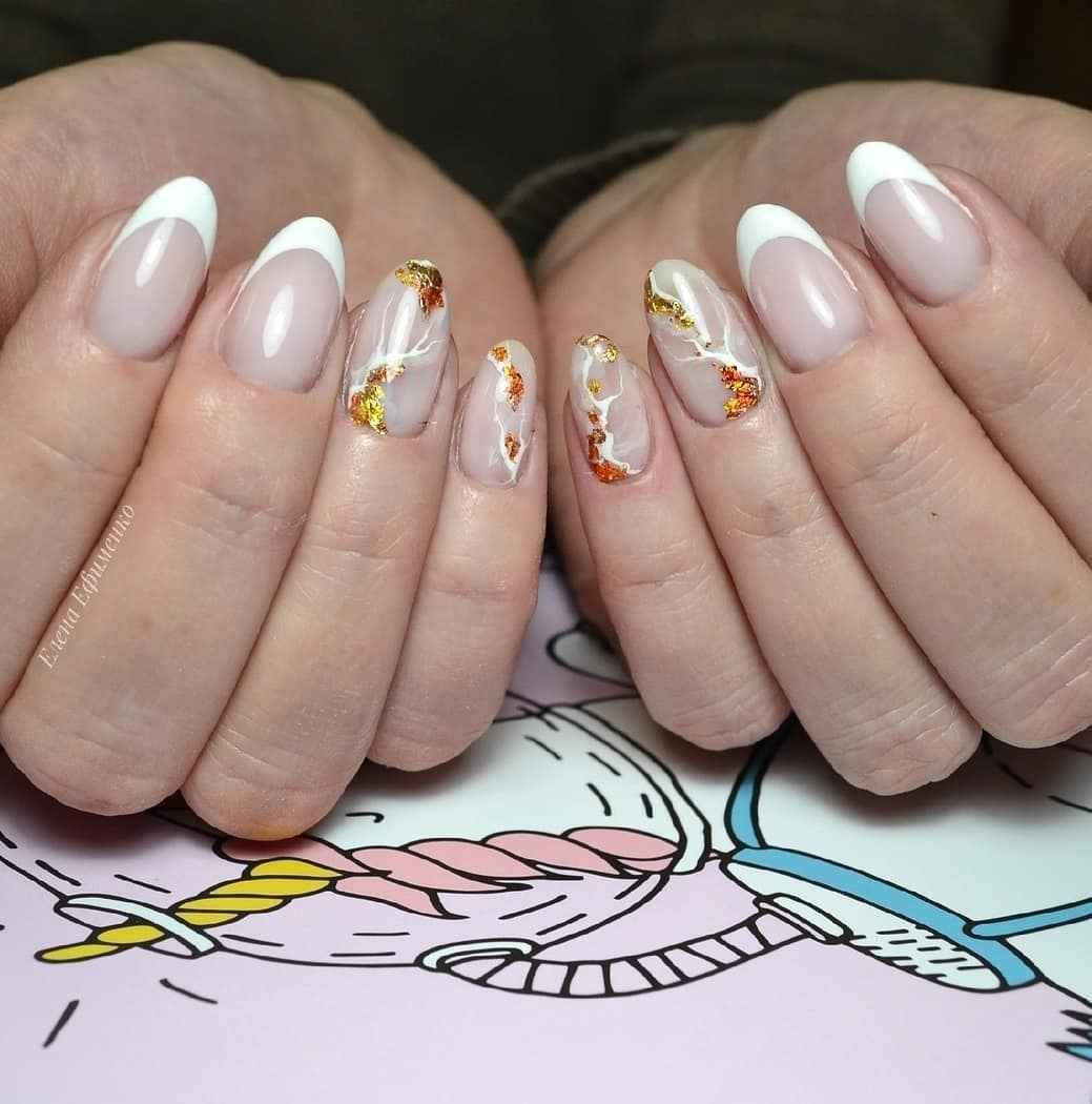 Маникюр однотон бежевый