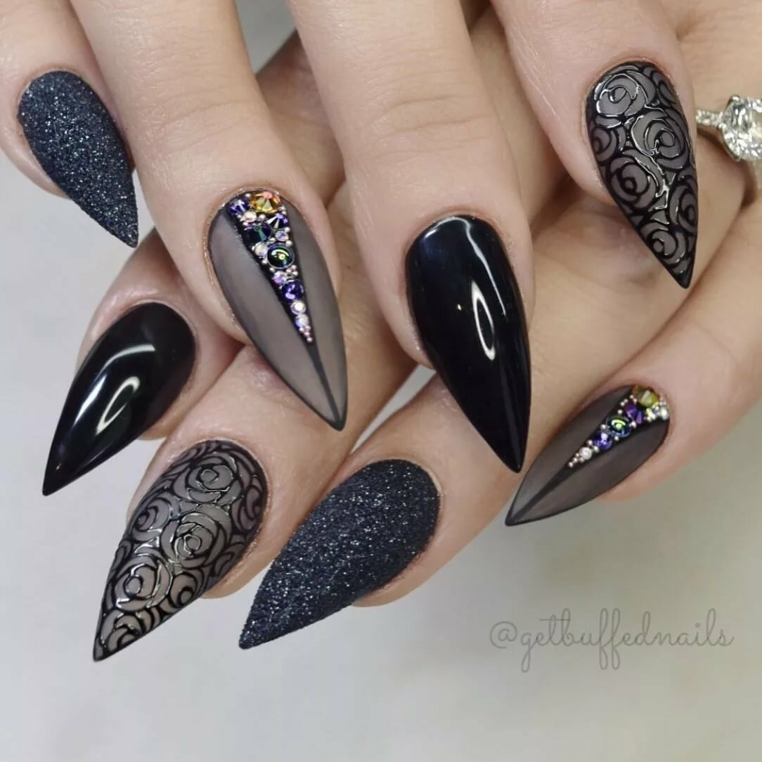 Тёмный маникюр на острые ногти