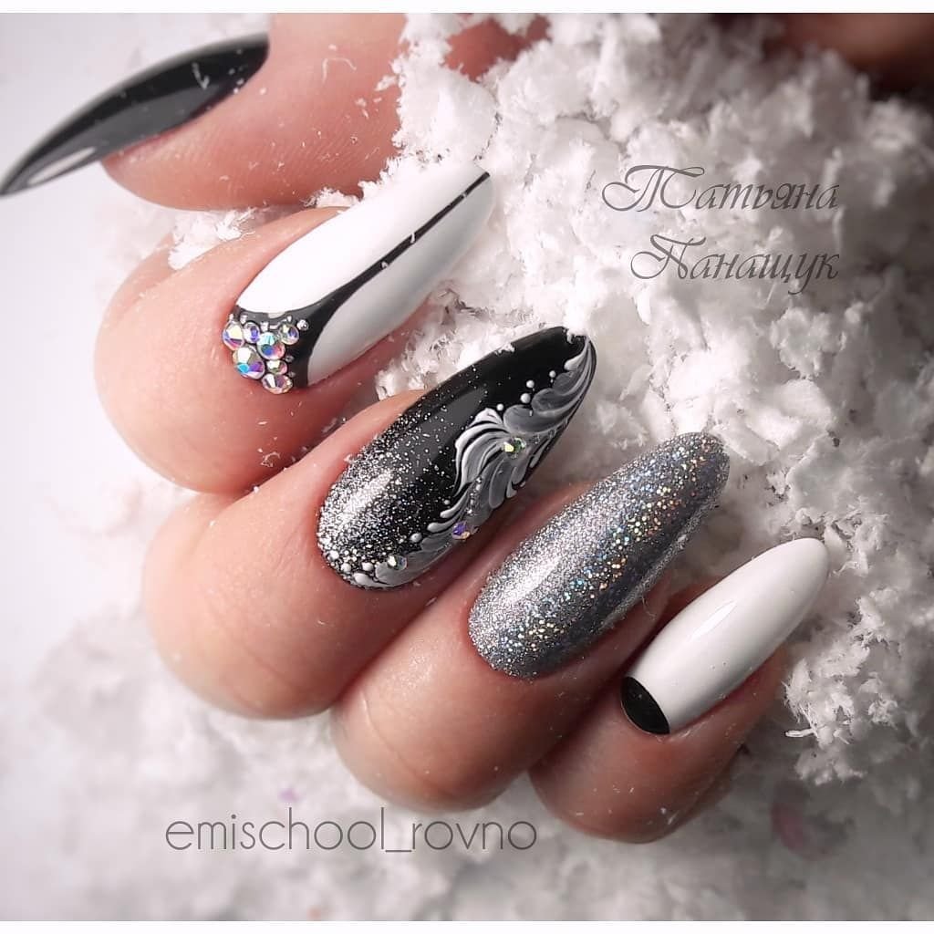 Новогодний маникюр черный с серебром