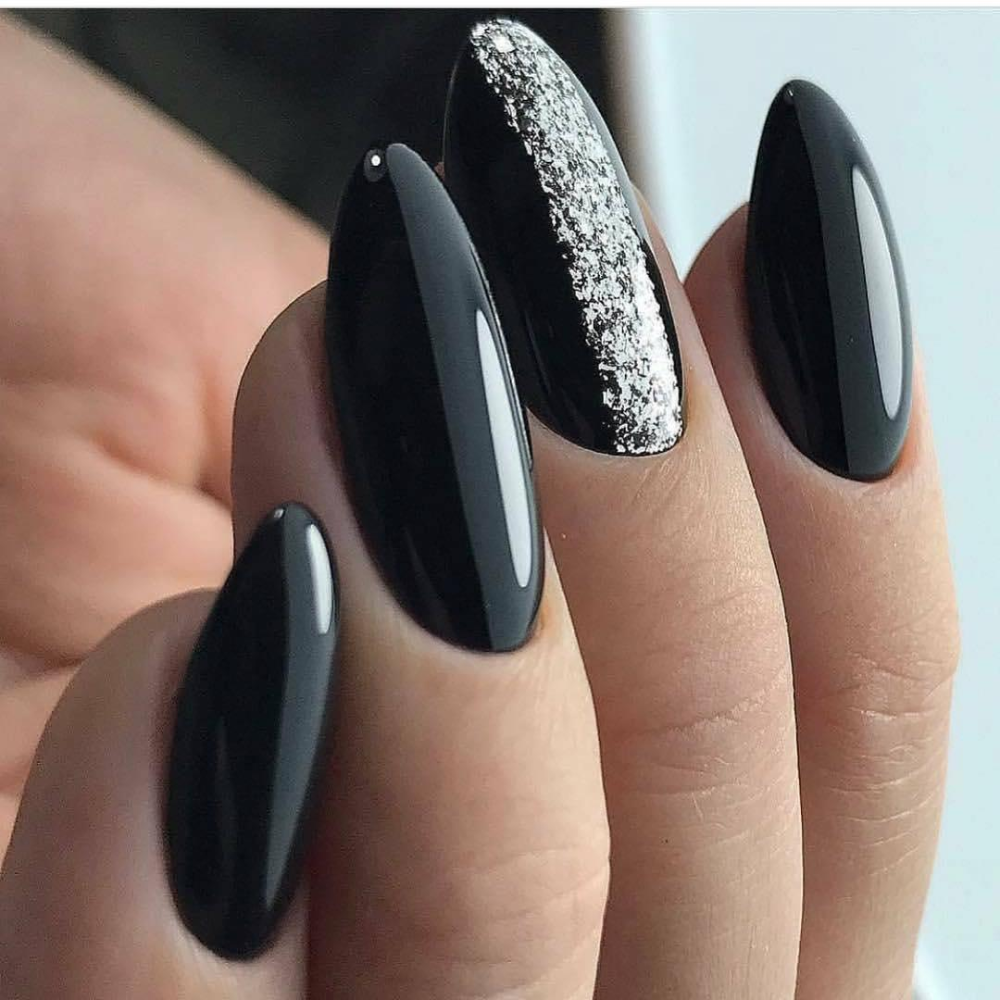Ногти чёрные с серебром