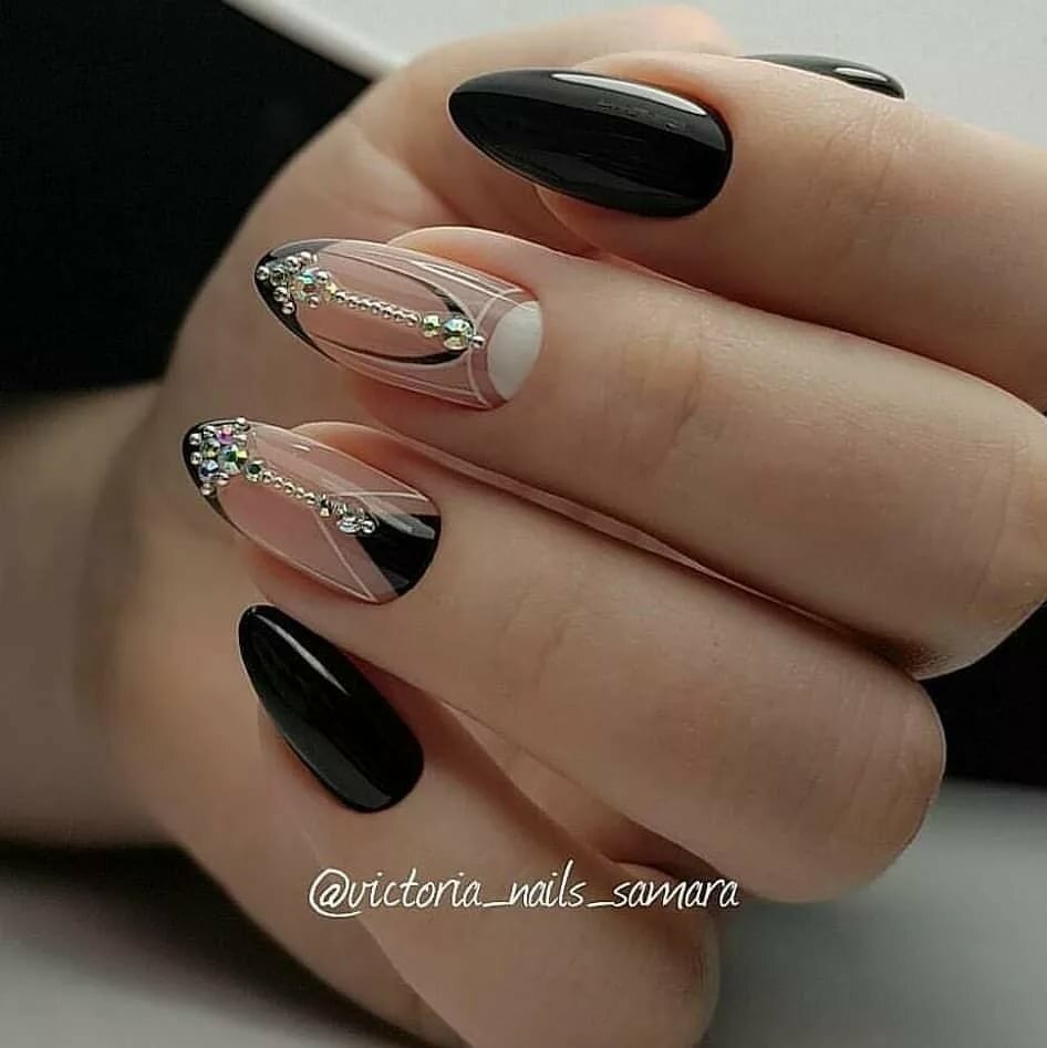 Маникюр чёрный френч с серебром миндаль