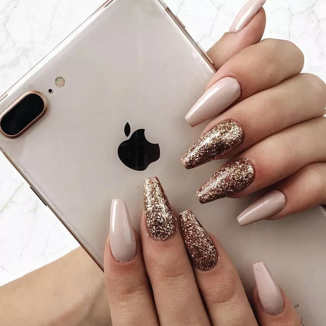 Бежевый маникюр на острые ногти