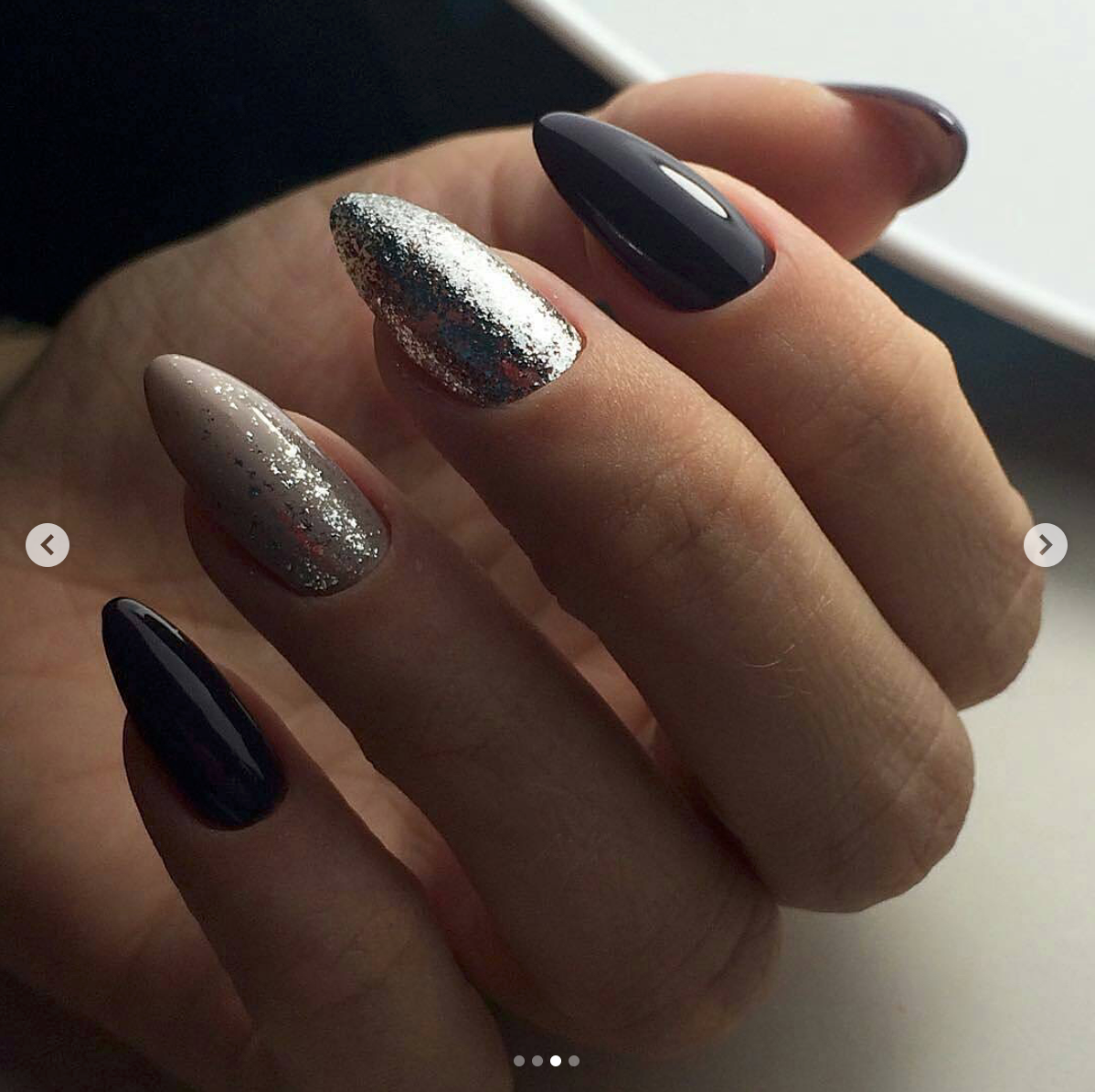 Ногти чёрные с серебром миндаль