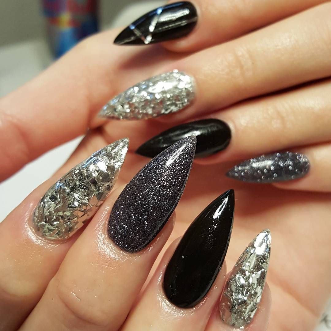 Ногти чёрные с серебром миндаль