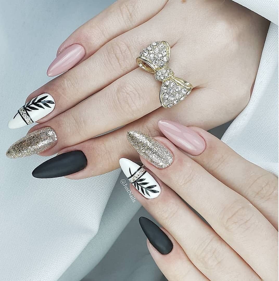 Ногти миндаль бежевый с серебряными