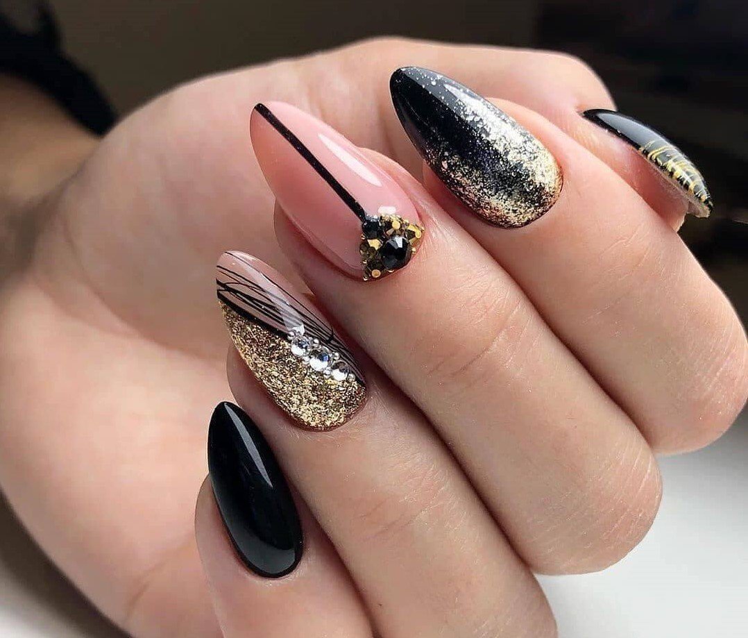 Маникюр чёрный с золотом миндаль