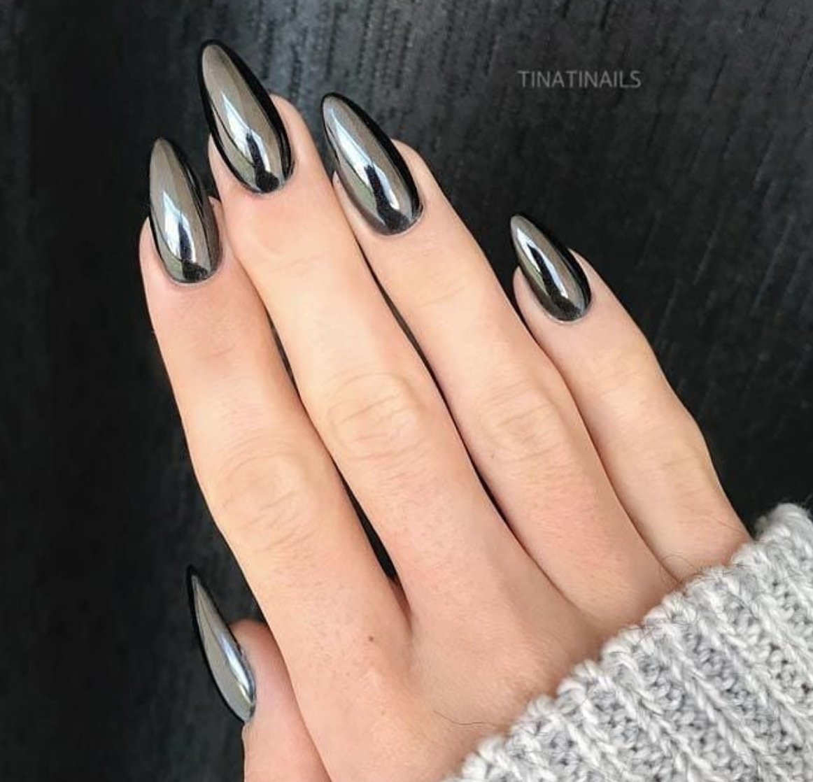 Чёрная втирка на ногтях