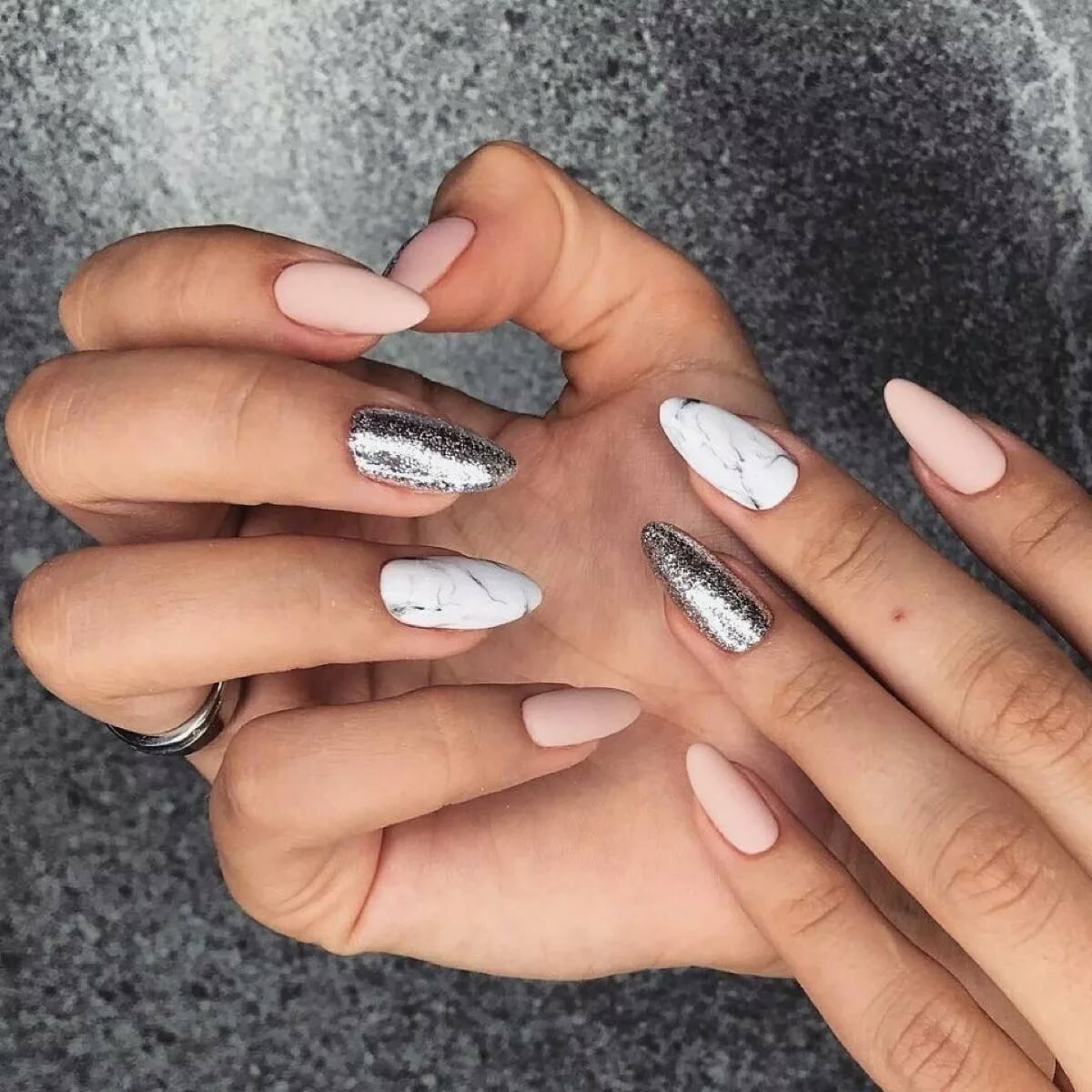 Маникюр Кати Адушкиной мрамор