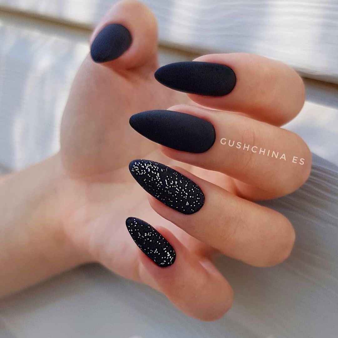 Чёрный матовый маникюр миндаль