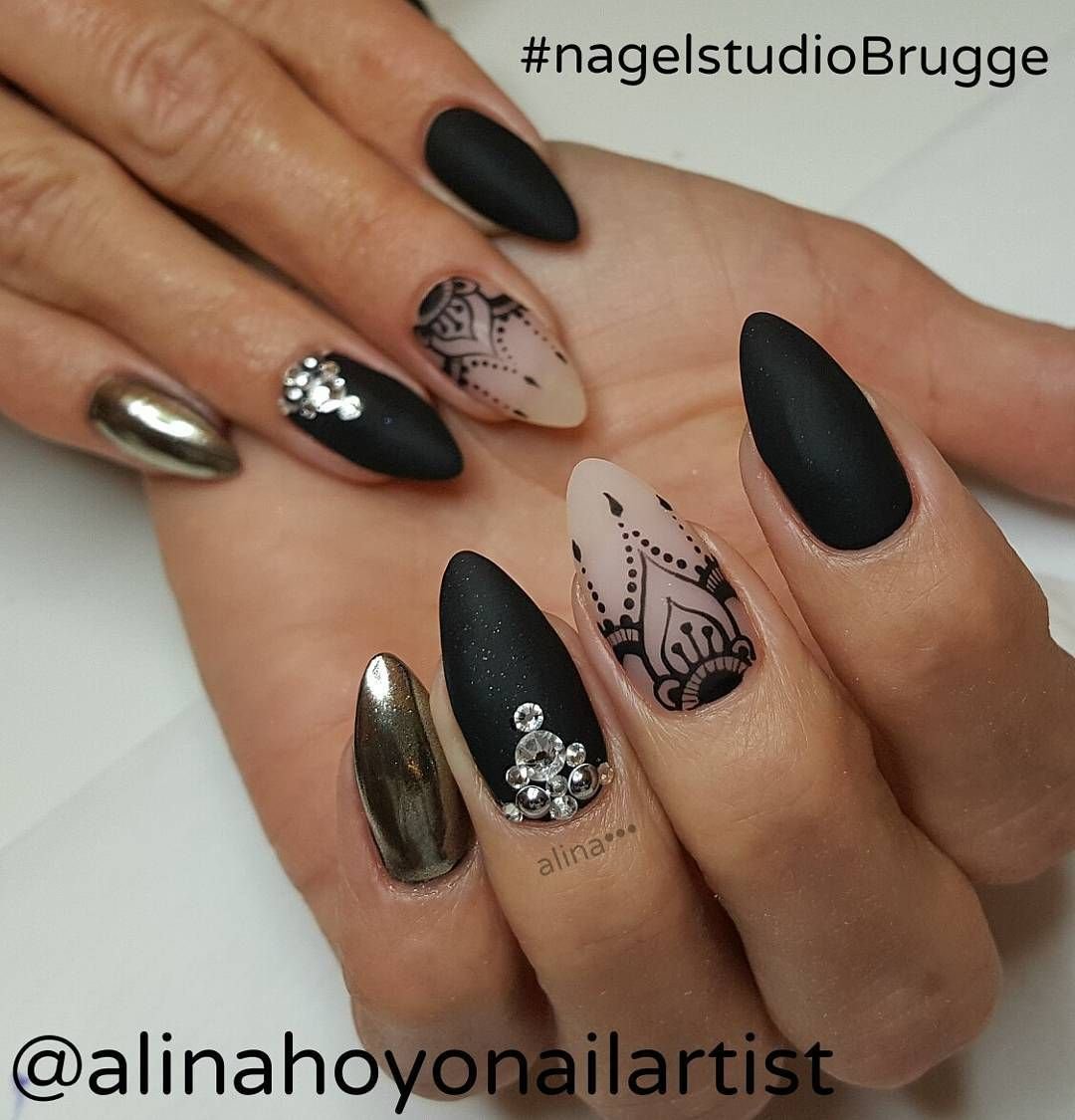 Маникюр на миндальные ногти темные с узором