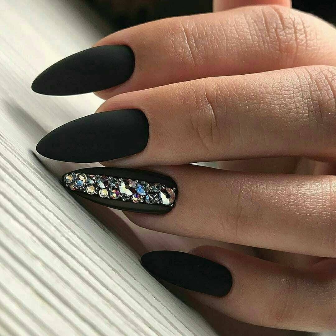 Чёрный маникюр 2022 на миндаль