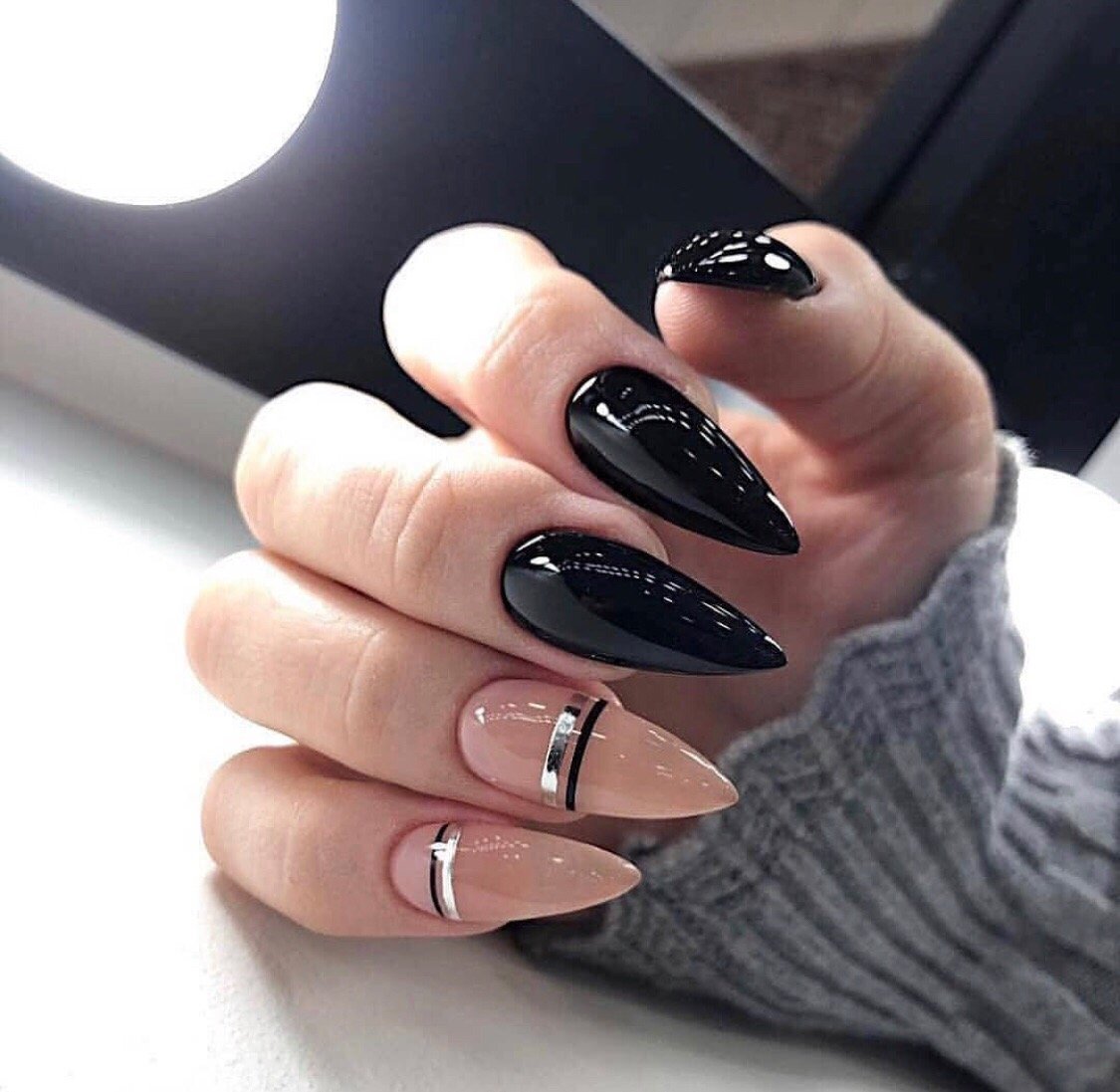 Чёрный маникюр 2022 на миндаль