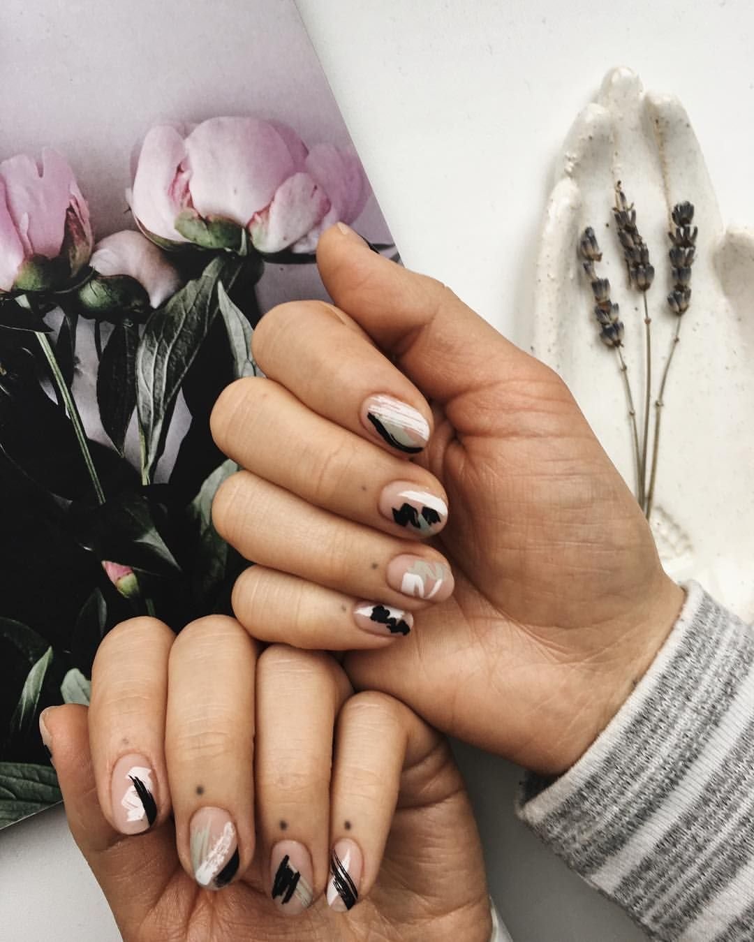 Маникюр для зрелой женщины