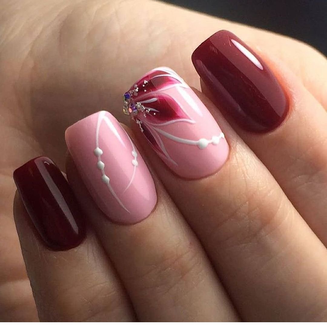 Маникюр бордовый с розовым