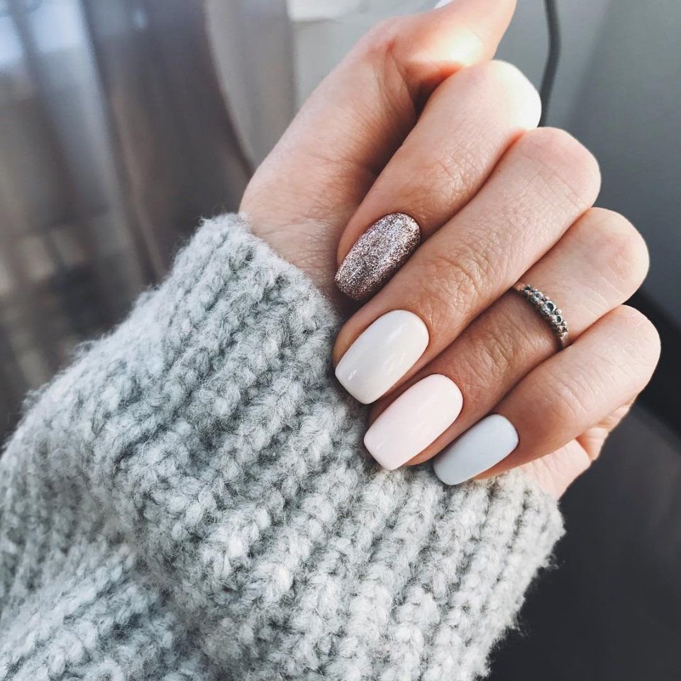 Маникюр серый с белым