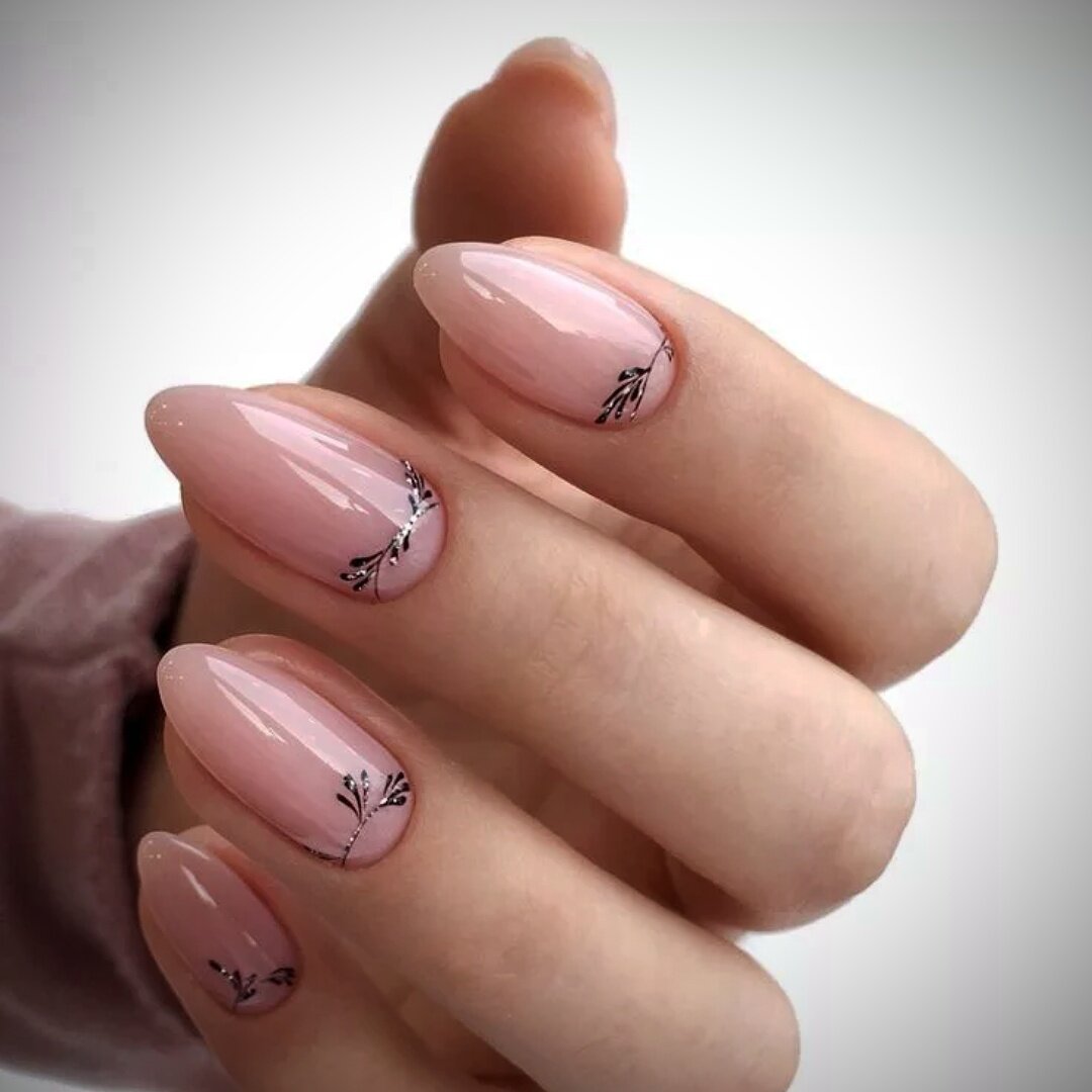 Маникюр нюд с цветами