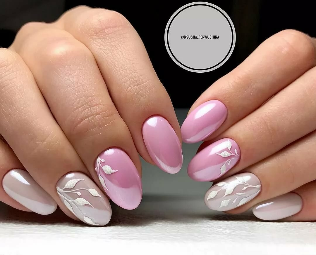 Маникюр розовый с втиркой жемчужной