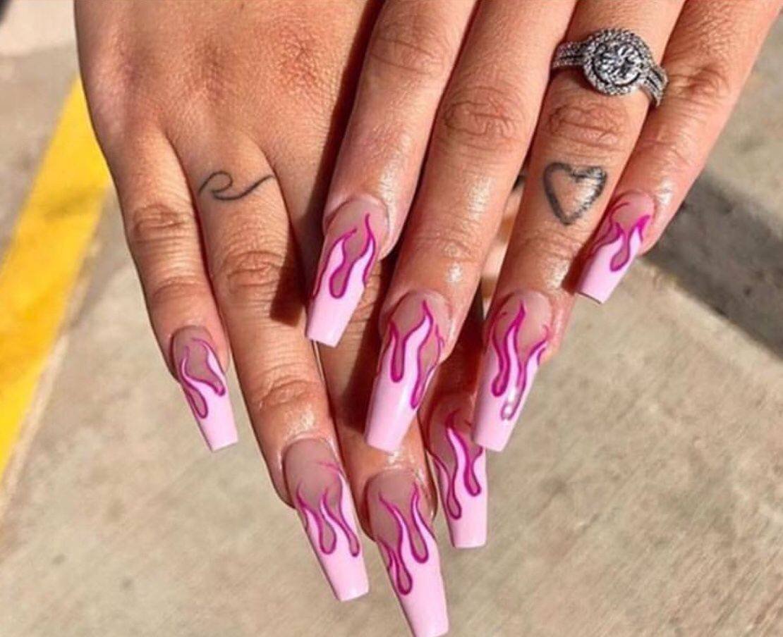 Розовые ногти длинные с узором