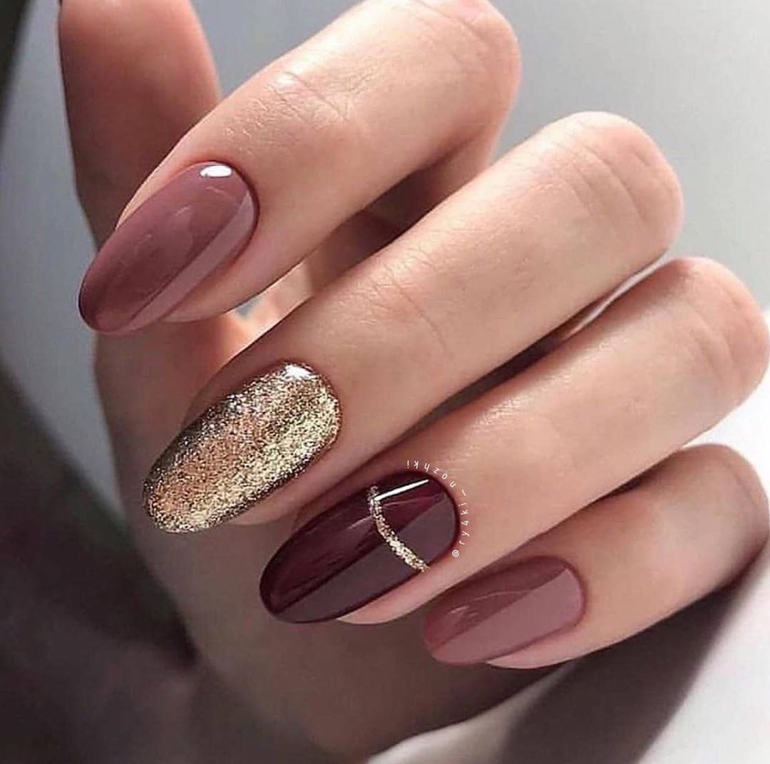 Маникюр матовый коричневый с золотом