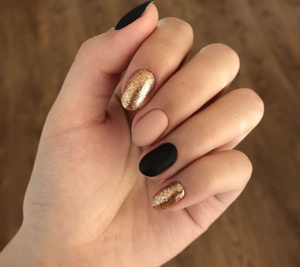 Маникюр коричневый с бежевым и золотым