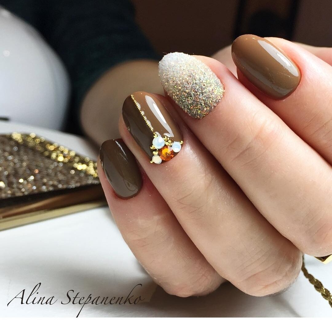 Карамельный маникюр с золотом