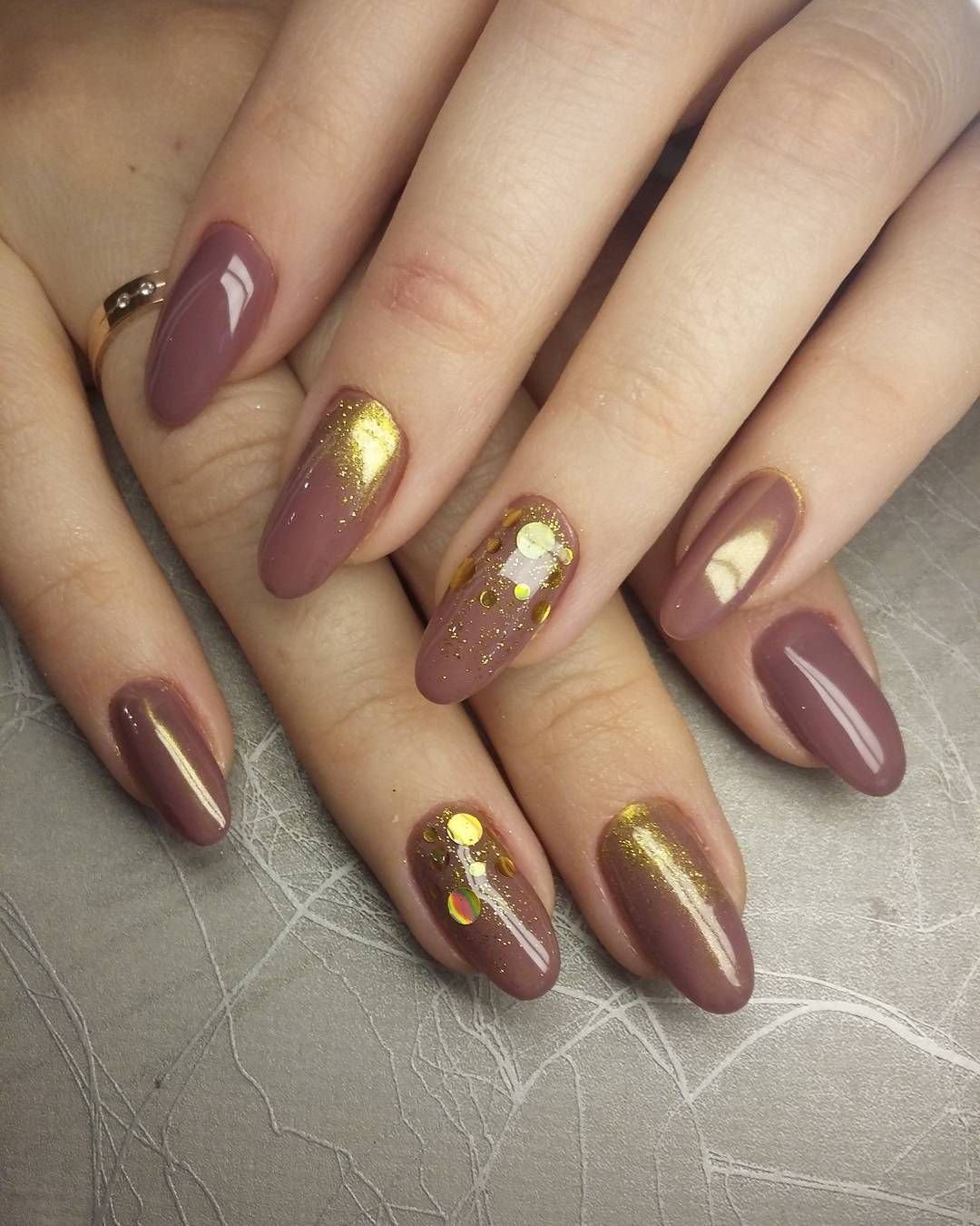 Коричневый маникюр с золотом