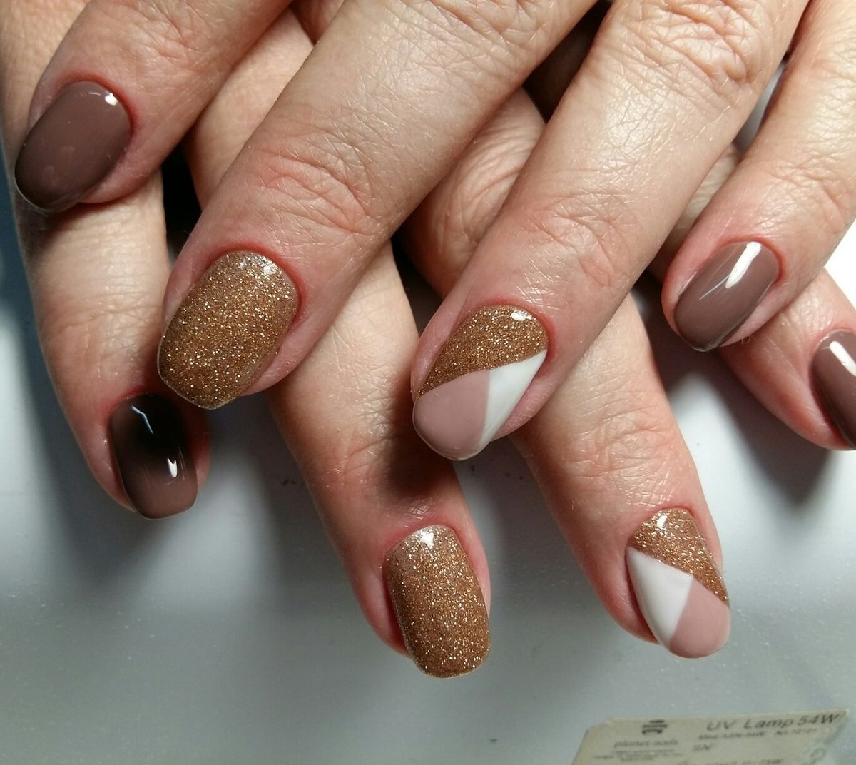 Маникюр матовый коричневый с золотом