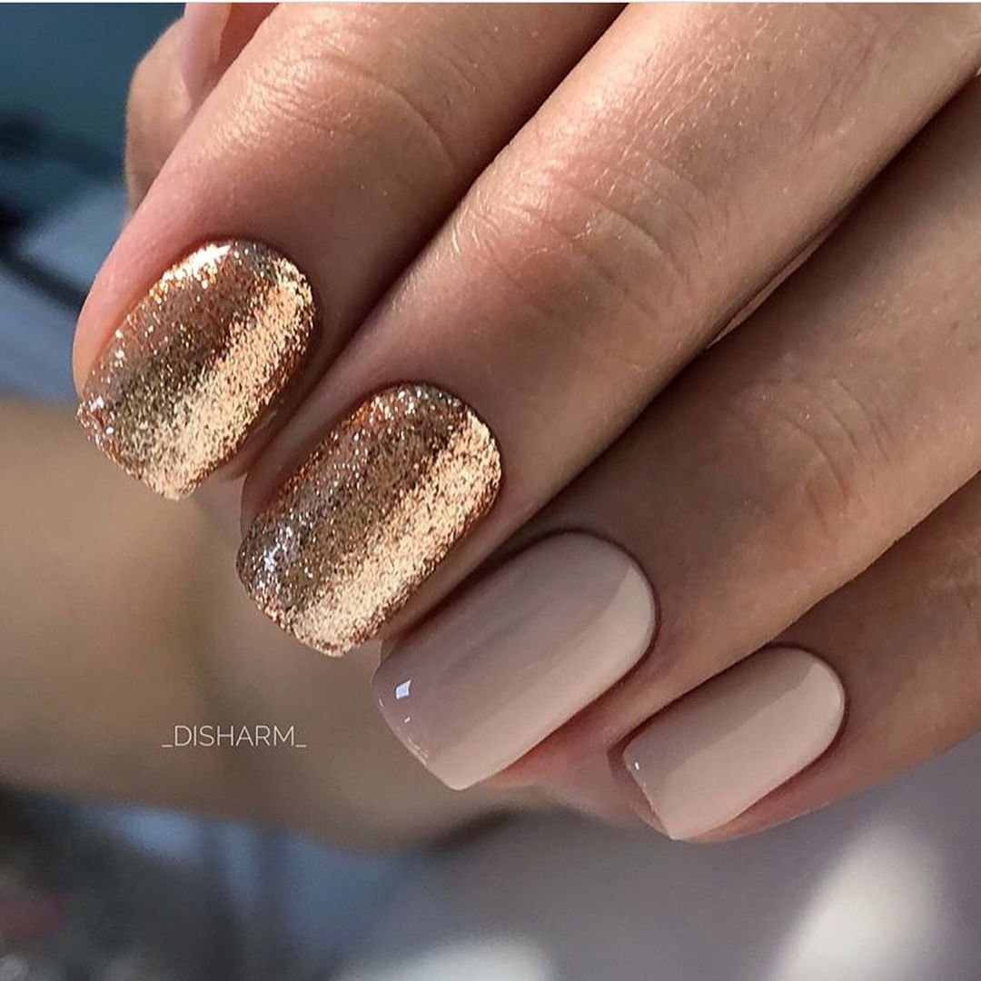 Маникюр коричневый с бежевым