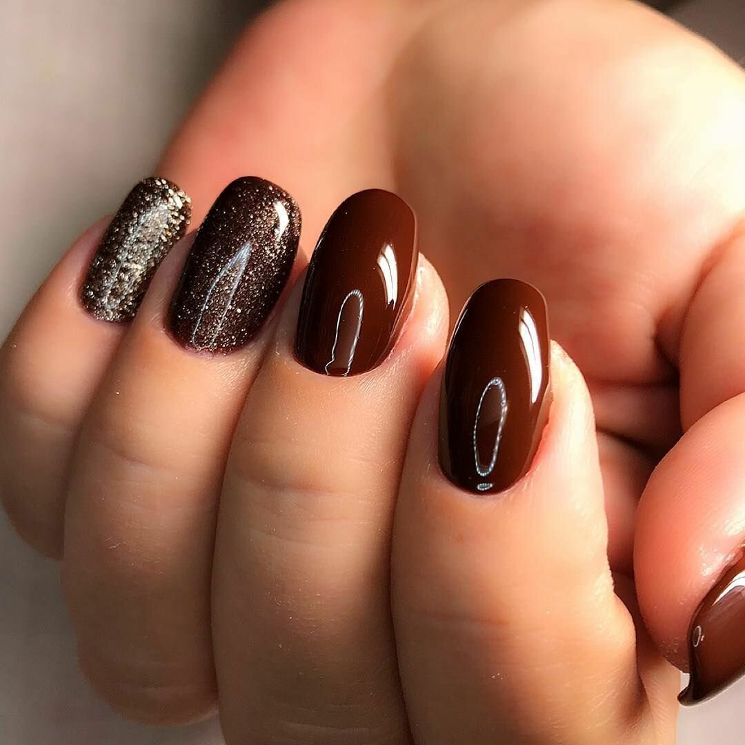 Маникюр коричневый с бежевым и золотым