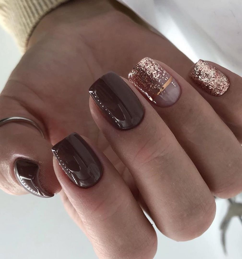 Маникюр коричневый с блестками