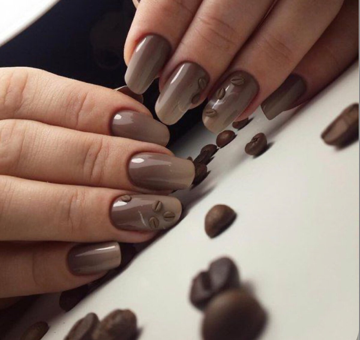 Бежевый маникюр с золотым узором