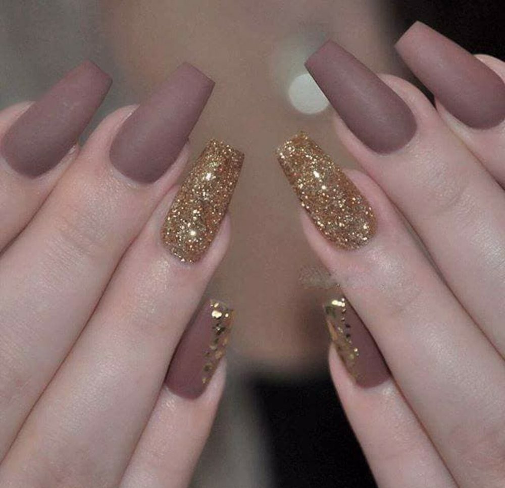 Коричневый маникюр на короткие ногти