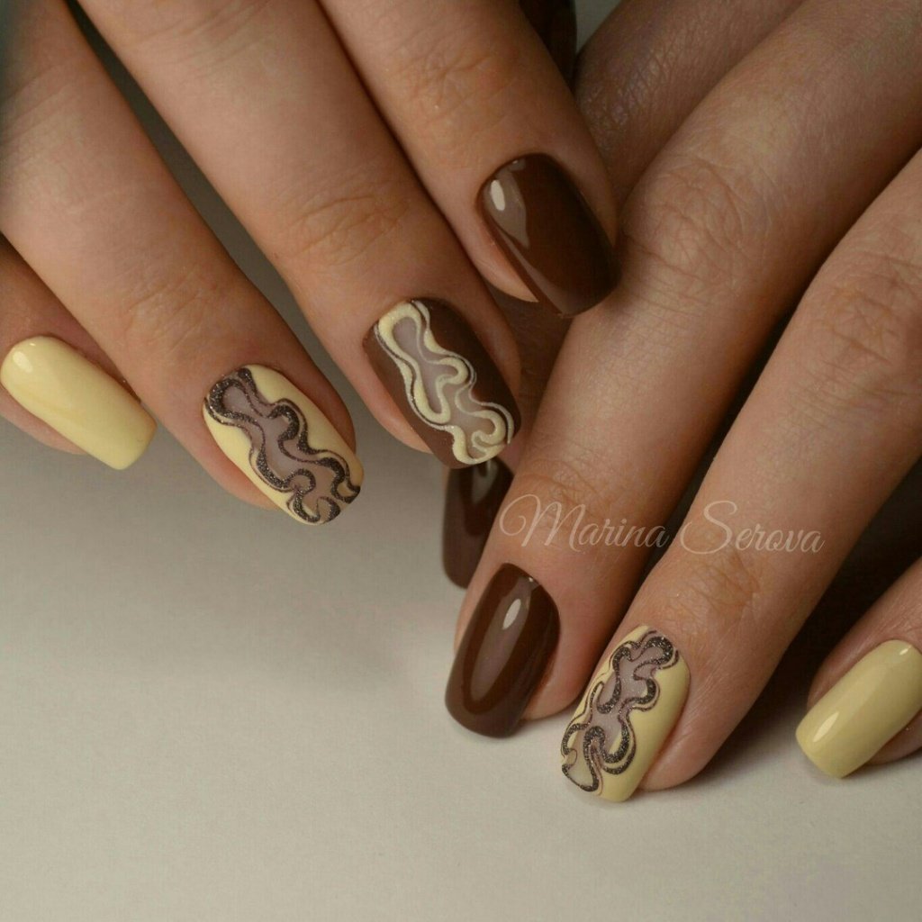 Ногти шоколадного цвета с золотом