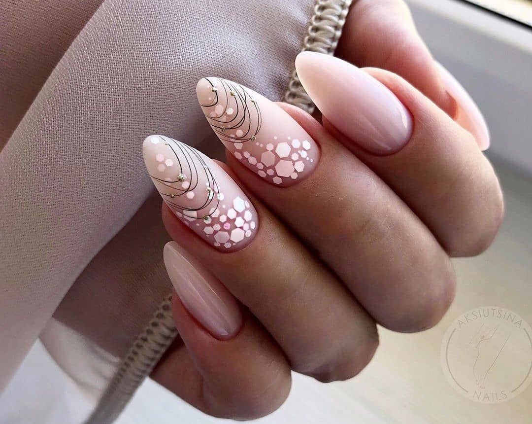 Нюдовый маникюр на миндалевидных ногтях 2021