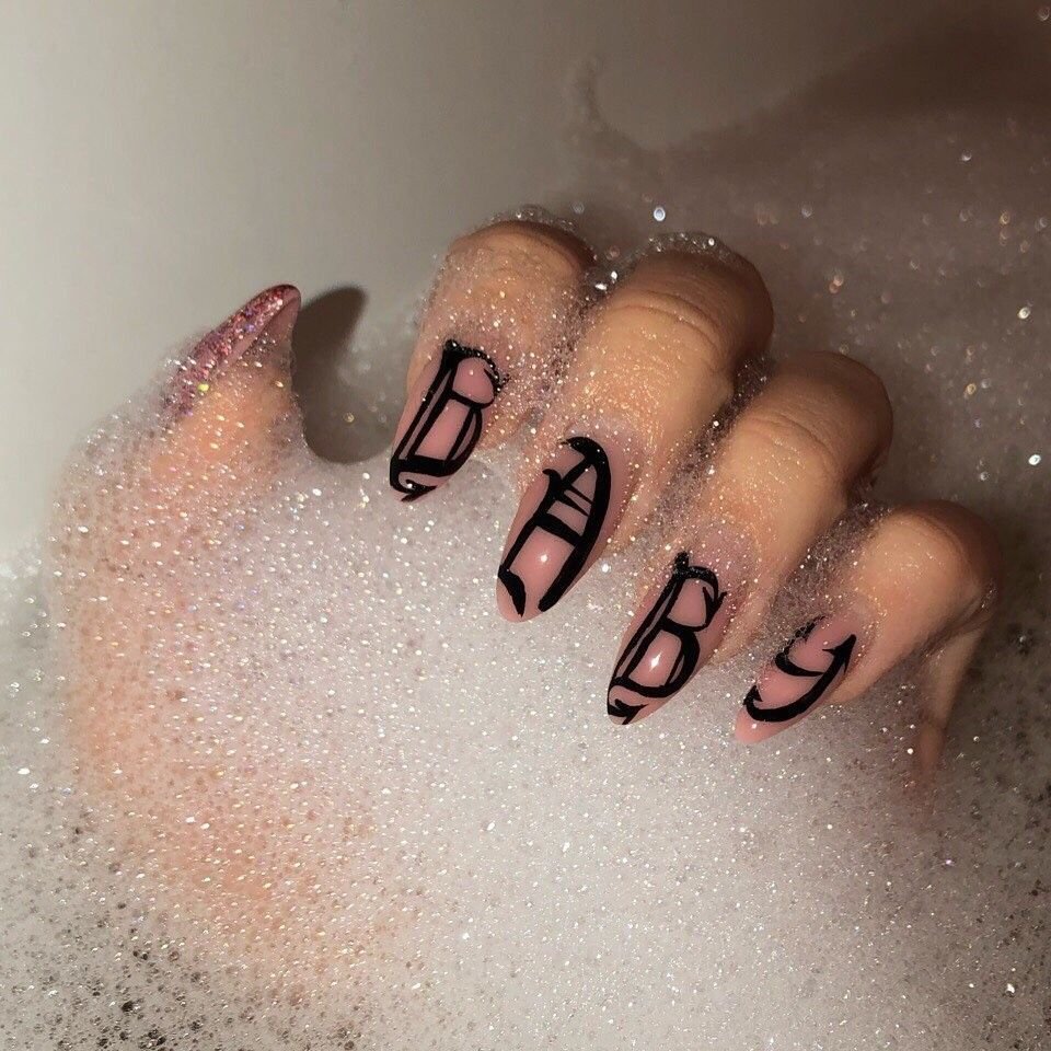 Необычный маникюр с надписями