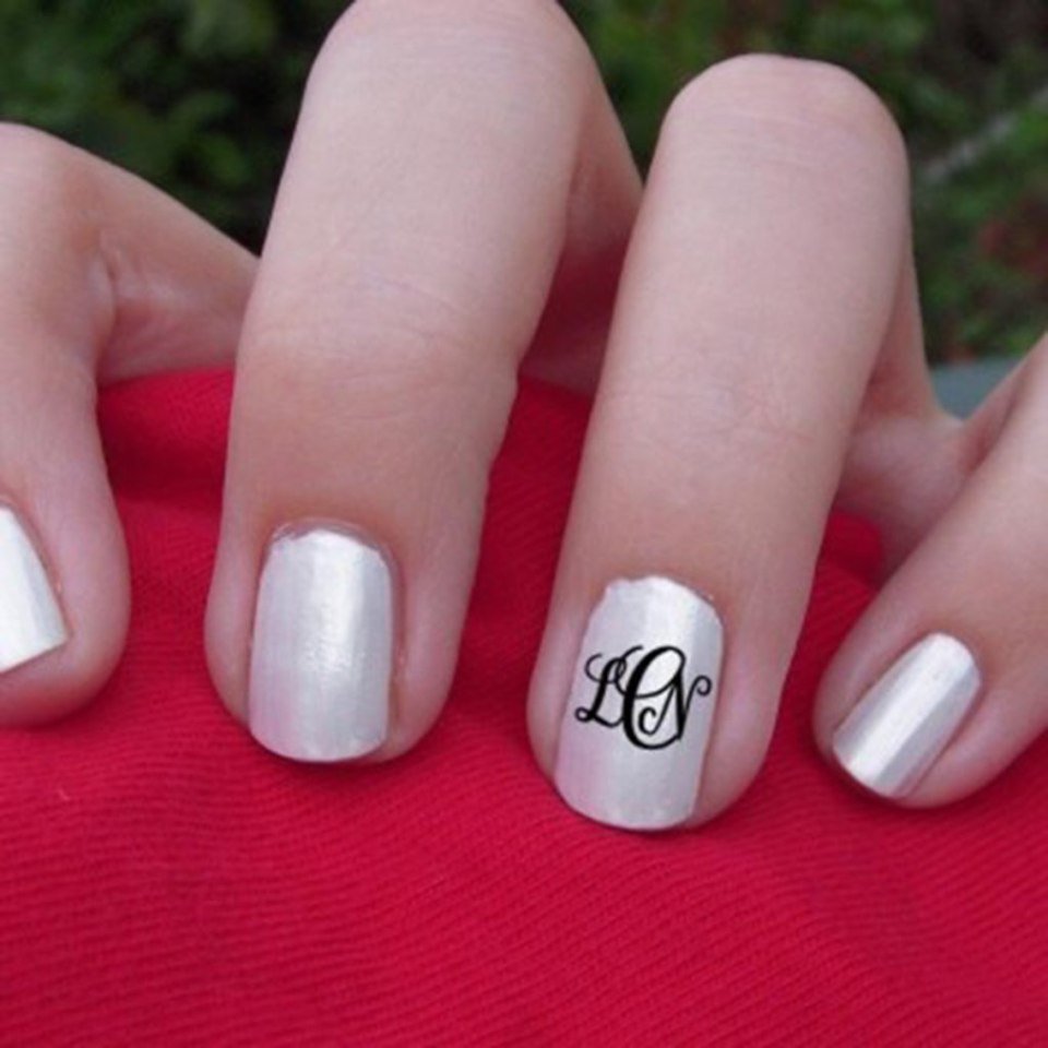Маникюр на длинные ногти с надписями