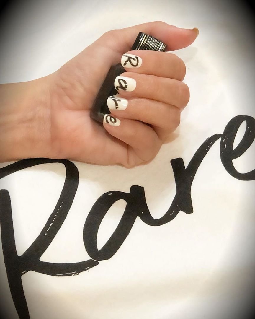 Маникюр с надписями