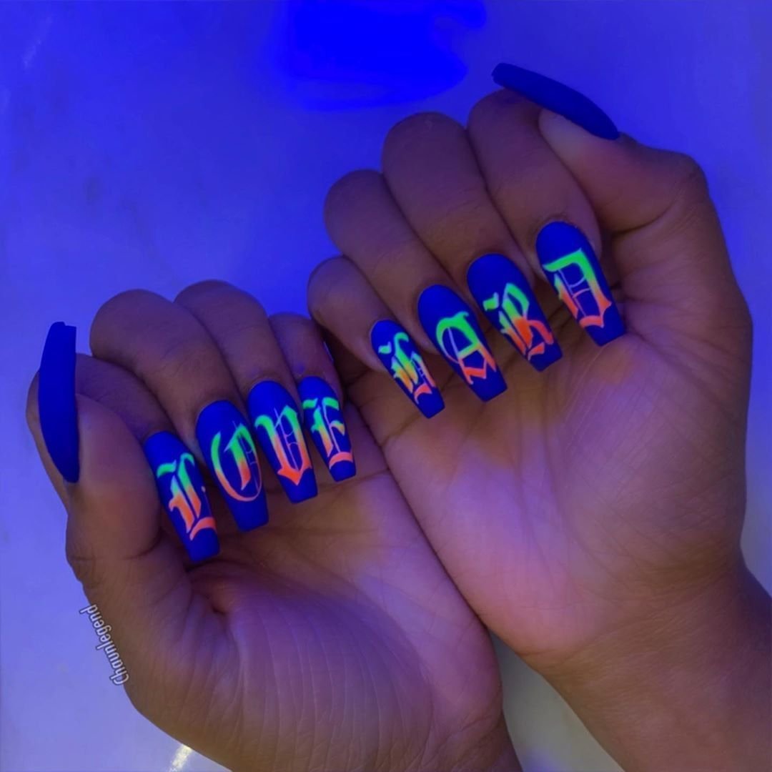 Ногти с именем