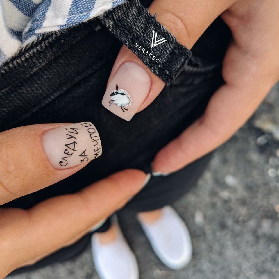 Инициалы на ногтях