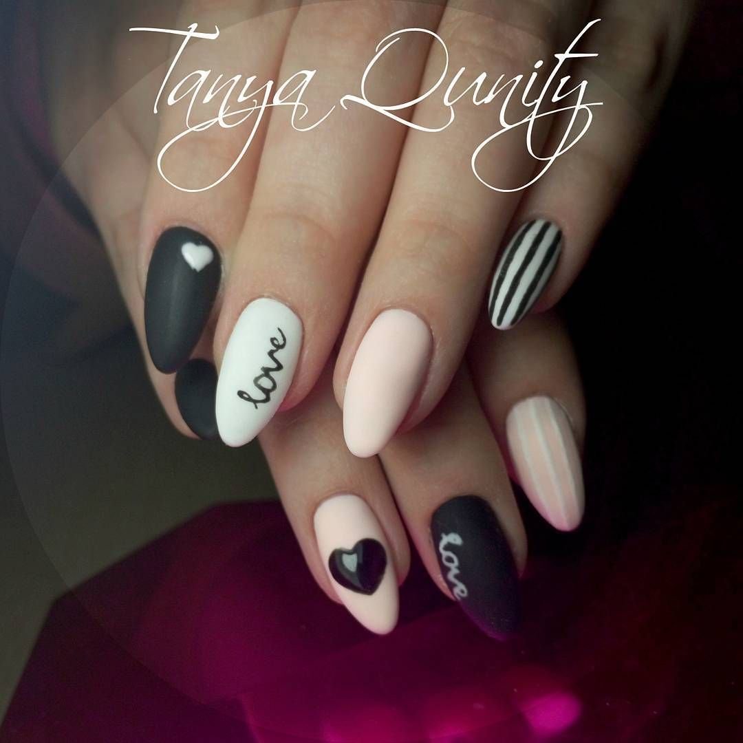 Черный маникюр со змеей