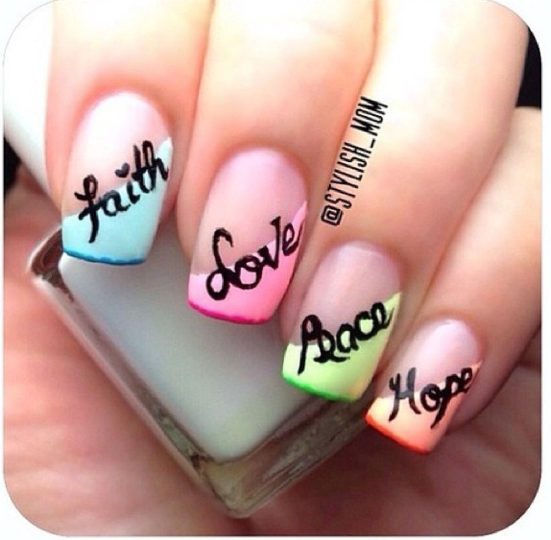 Маникюр с буквами