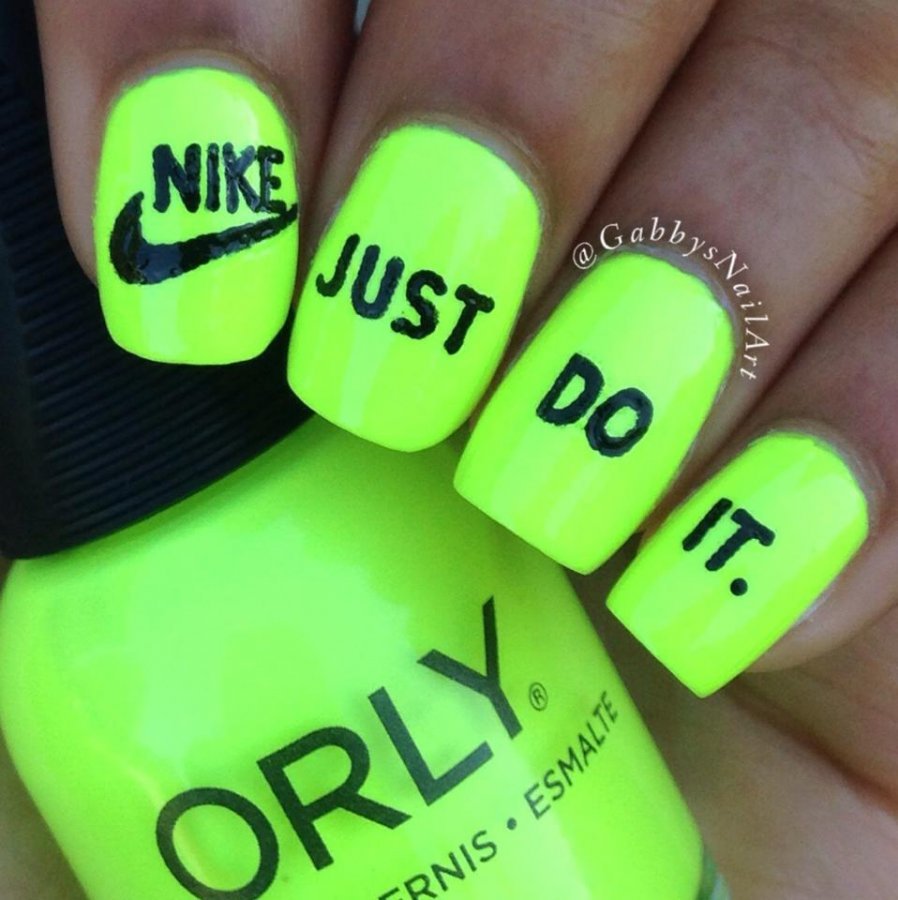 Маникюр с полумесяцем