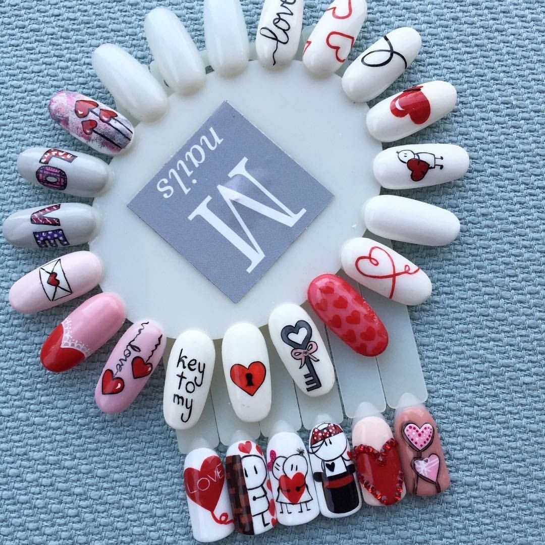 Маникюр на фоне журнала