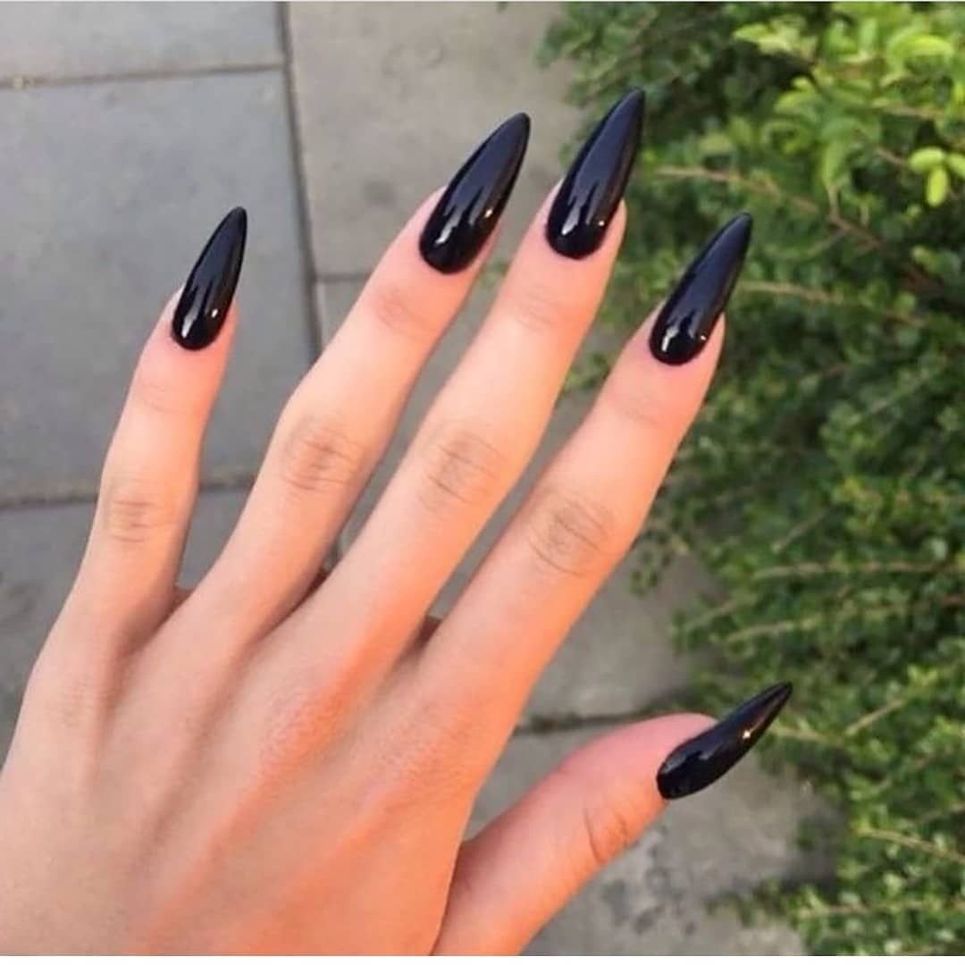 Чёрный маникюр на длинные ногти