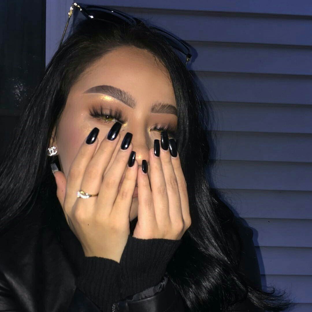 Девушка с черными ногтями