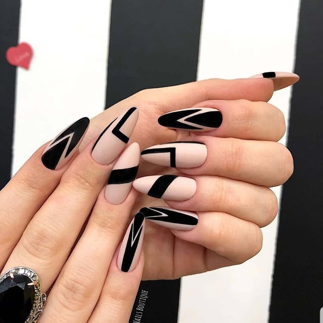 Маникюр в черно белом стиле